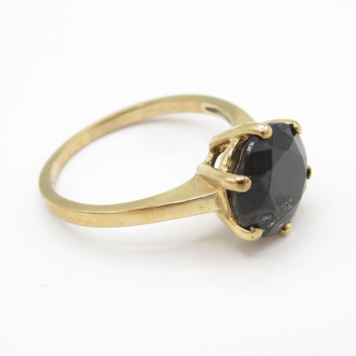 124 - 9ct gold sapphire solitaire ring  (3.3g) Size P