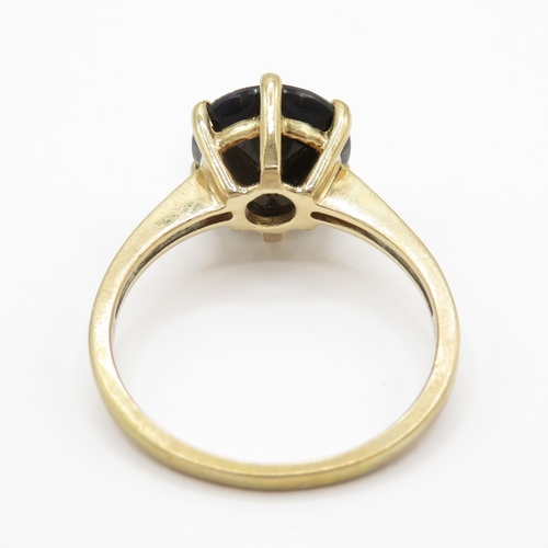 124 - 9ct gold sapphire solitaire ring  (3.3g) Size P