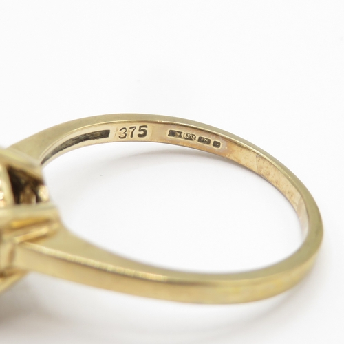 124 - 9ct gold sapphire solitaire ring  (3.3g) Size P