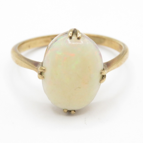 136 - 9ct gold opal cabochon ring (2.7g) Size R 1/2