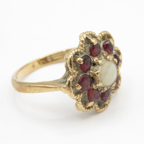 14 - 9ct gold garnet and imitation pearl floral cluster ring (3.4g) Size J