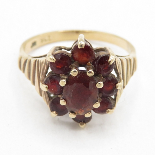 16 - 9ct gold garnet floral halo ring with bark effect shoulders - one stone missing  (2.8g) Size M 1/2