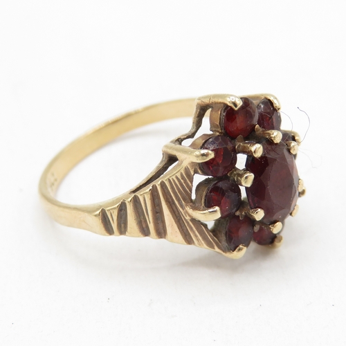 16 - 9ct gold garnet floral halo ring with bark effect shoulders - one stone missing  (2.8g) Size M 1/2