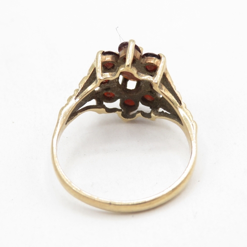 16 - 9ct gold garnet floral halo ring with bark effect shoulders - one stone missing  (2.8g) Size M 1/2