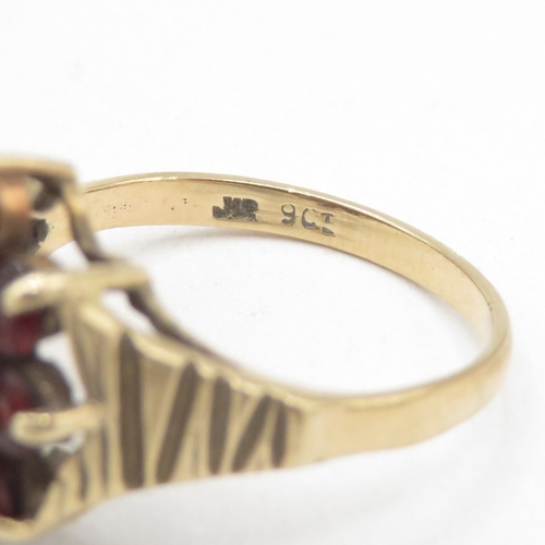 16 - 9ct gold garnet floral halo ring with bark effect shoulders - one stone missing  (2.8g) Size M 1/2