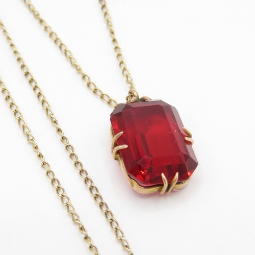 169 - 9ct gold necklace with red gemstone (2.3g)