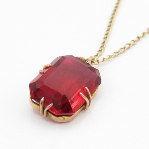169 - 9ct gold necklace with red gemstone (2.3g)