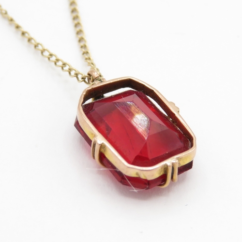 169 - 9ct gold necklace with red gemstone (2.3g)