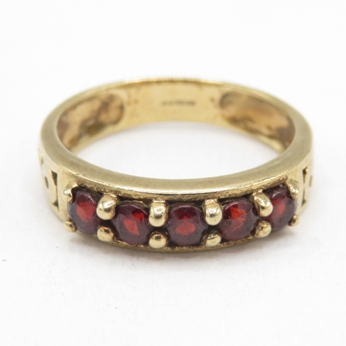 22 - 9ct gold garnet five stone ring  (2.8g) Size N