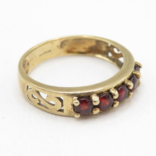 22 - 9ct gold garnet five stone ring  (2.8g) Size N