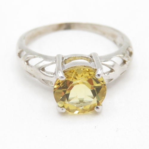 50 - 9ct white gold spinel solitaire ring (3g) Size O