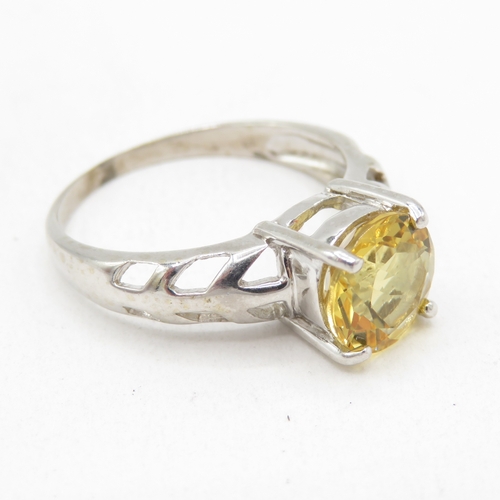 50 - 9ct white gold spinel solitaire ring (3g) Size O