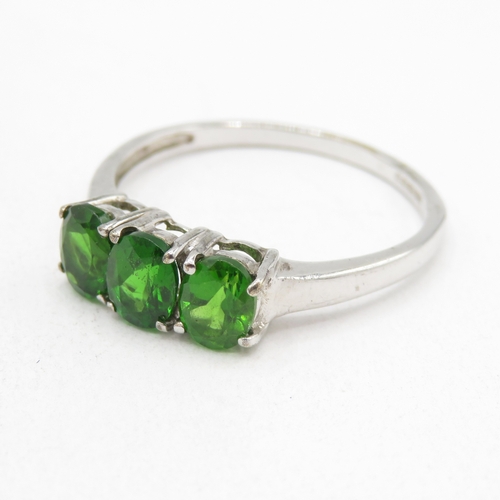 63 - 9ct white gold green quartz trilogy ring  (1.8g) Size N