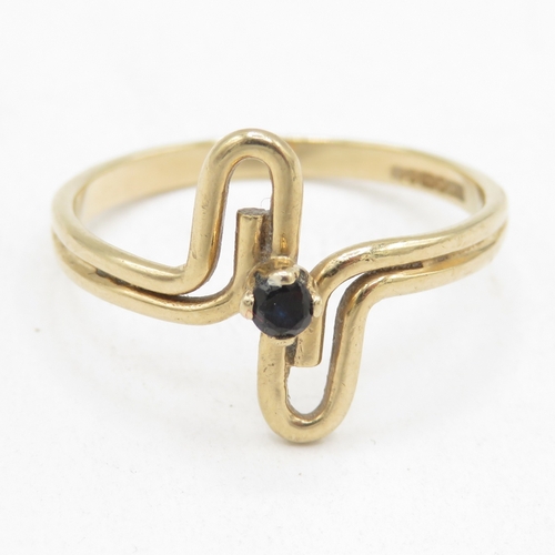 64 - 9ct gold abstract sapphire ring (1.8g) Size N 1/2