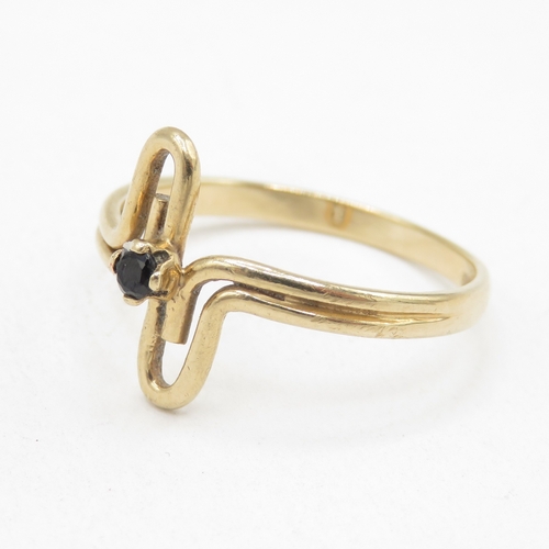 64 - 9ct gold abstract sapphire ring (1.8g) Size N 1/2
