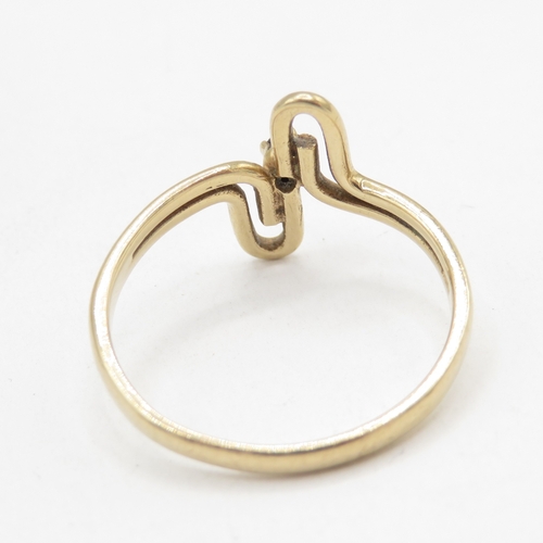 64 - 9ct gold abstract sapphire ring (1.8g) Size N 1/2