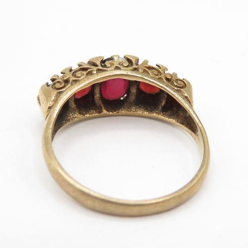 91 - 9ct gold garnet five stone boat ring  (4g) Size P