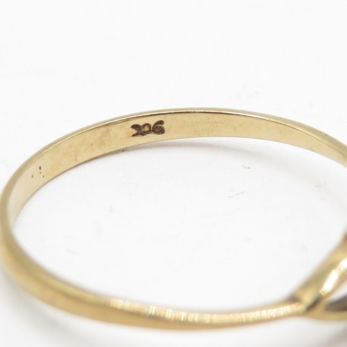 159 - 9ct gold topaz solitaire ring (0.9g) Size M 1/2