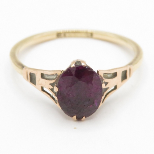 108 - 9ct gold garnet solitaire ring (1.6g) Size M