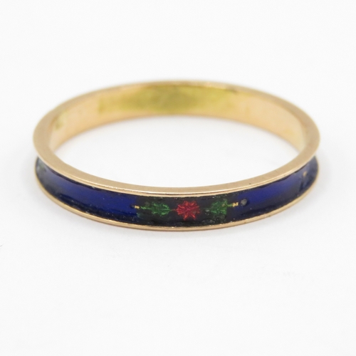 116 - 14ct gold enamel patterned band (1.3g) Size Q