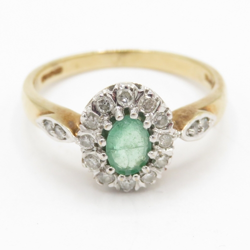 152 - 9ct gold emerald diamond halo cluster ring (3g) Size Q 1/2
