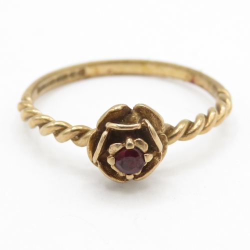 175 - 9ct gold garnet rose ring (2g) Size U