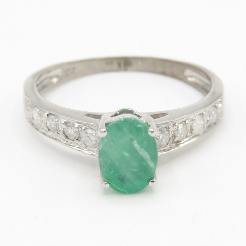 67 - 9ct white gold emerald diamond dress ring (2g) Size M