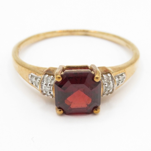 98 - 9ct gold garnet diamond dress ring (2.6g) Size T 1/2