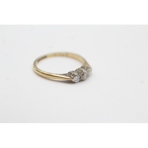 102 - 18ct gold diamond trilogy ring (1.6g) Size I 1/2