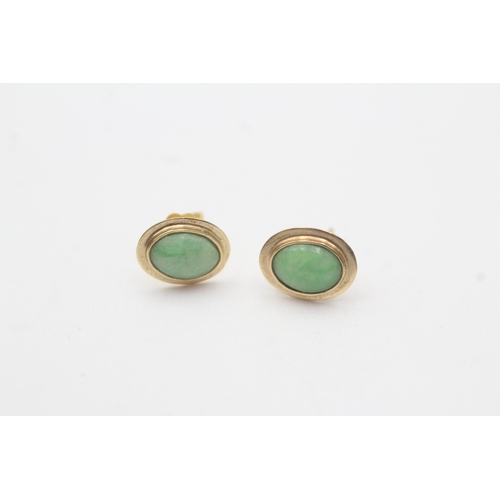 105 - 14ct gold jade  stud earrings (1.1g)