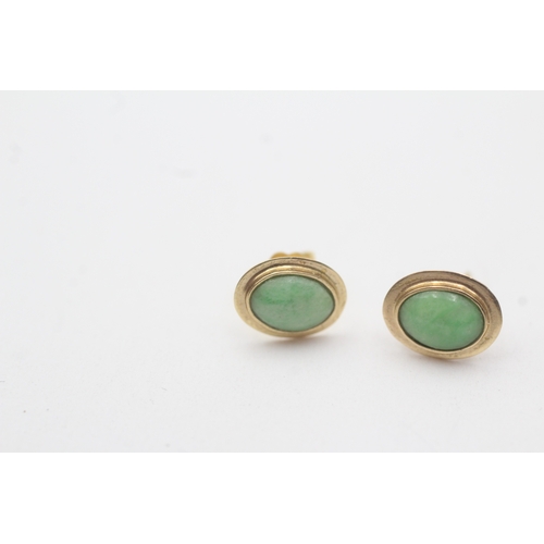 105 - 14ct gold jade  stud earrings (1.1g)