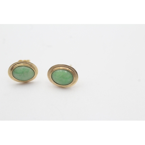 105 - 14ct gold jade  stud earrings (1.1g)