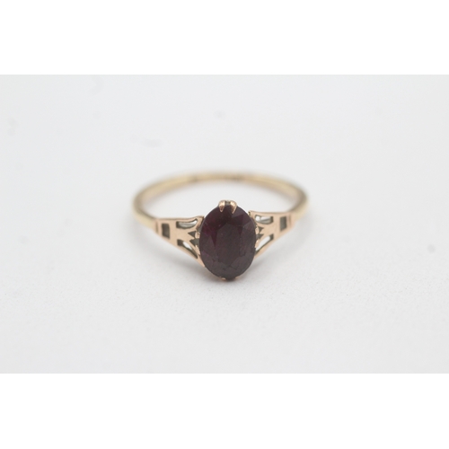 108 - 9ct gold garnet solitaire ring (1.6g) Size M
