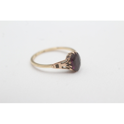 108 - 9ct gold garnet solitaire ring (1.6g) Size M