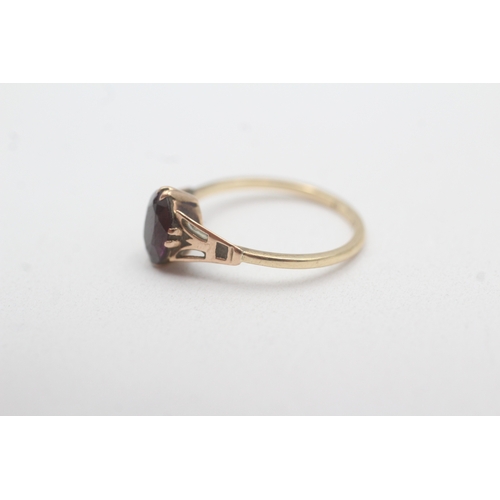 108 - 9ct gold garnet solitaire ring (1.6g) Size M