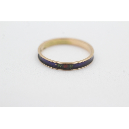 116 - 14ct gold enamel patterned band (1.3g) Size Q