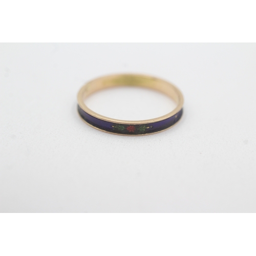 116 - 14ct gold enamel patterned band (1.3g) Size Q