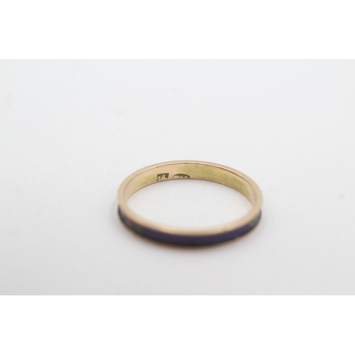 116 - 14ct gold enamel patterned band (1.3g) Size Q