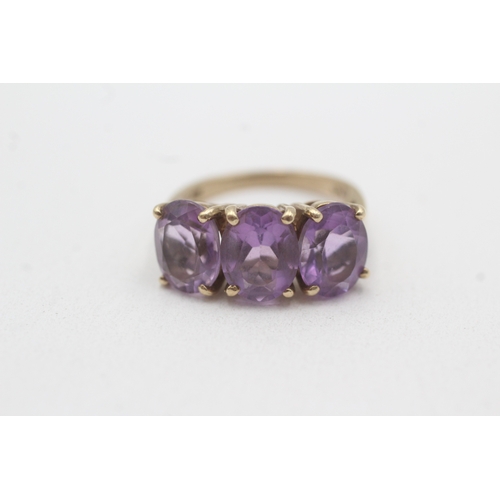 136 - 9ct gold vintage amethyst trilogy ring (4.6g) Size L