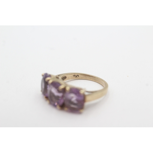 136 - 9ct gold vintage amethyst trilogy ring (4.6g) Size L