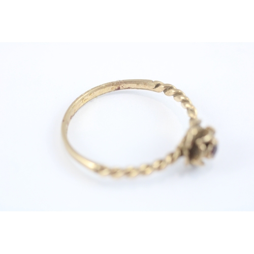 175 - 9ct gold garnet rose ring (2g) Size U