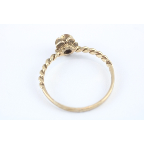 175 - 9ct gold garnet rose ring (2g) Size U