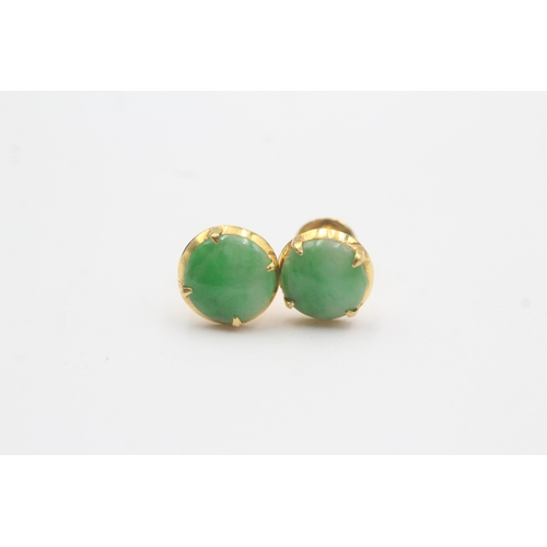 186 - 18ct gold jade stud earrings (1.7g)