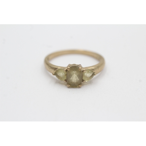 61 - 9ct gold citrine trilogy ring (1.9g) Size O