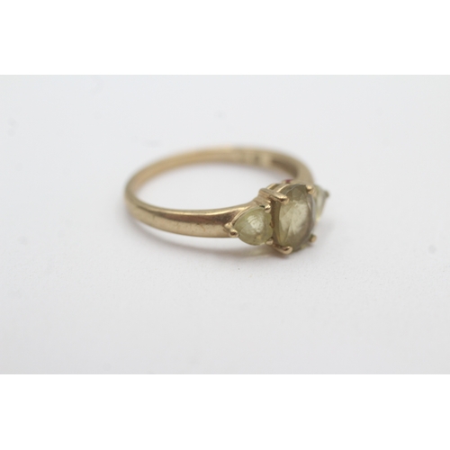 61 - 9ct gold citrine trilogy ring (1.9g) Size O