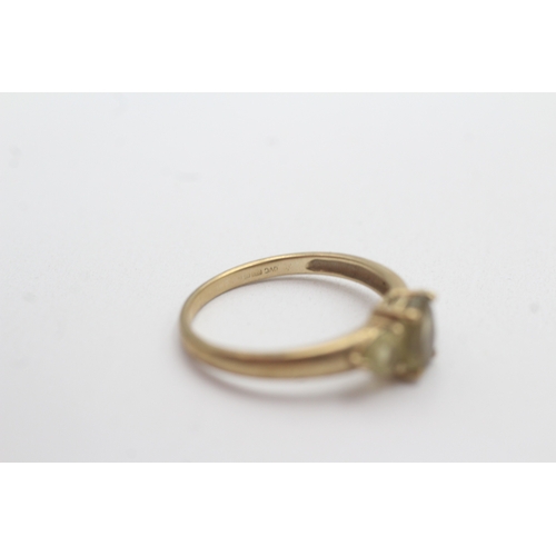 61 - 9ct gold citrine trilogy ring (1.9g) Size O