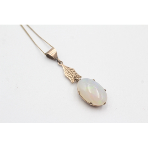 66 - 9ct gold opal pendant necklace (2.7g)