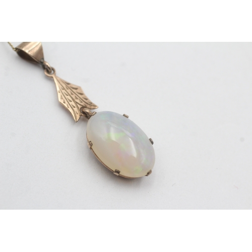 66 - 9ct gold opal pendant necklace (2.7g)