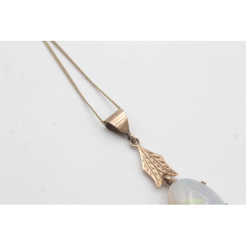 66 - 9ct gold opal pendant necklace (2.7g)