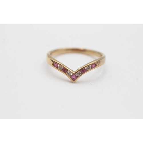 69 - 18ct gold ruby diamond wishbone ring (2.1g) Size M